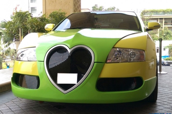 Chiếc  siêu xe Bugatti Veyron mang phong cách độc đáo này thuộc sở hữu của Sant Gurmeet Ram Rahim Singh Insan, người đứng đầu tổ chức tinh thần phi lợi nhuận mang tên Dera Sacha Sauda đến từ Sirsa, Haryana, Ấn Độ.